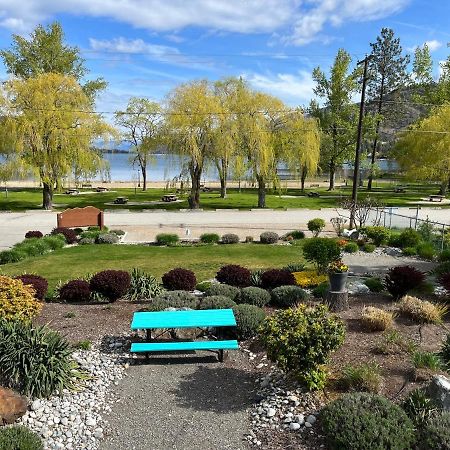 Holiday Beach Resort Motel Okanagan Falls Buitenkant foto