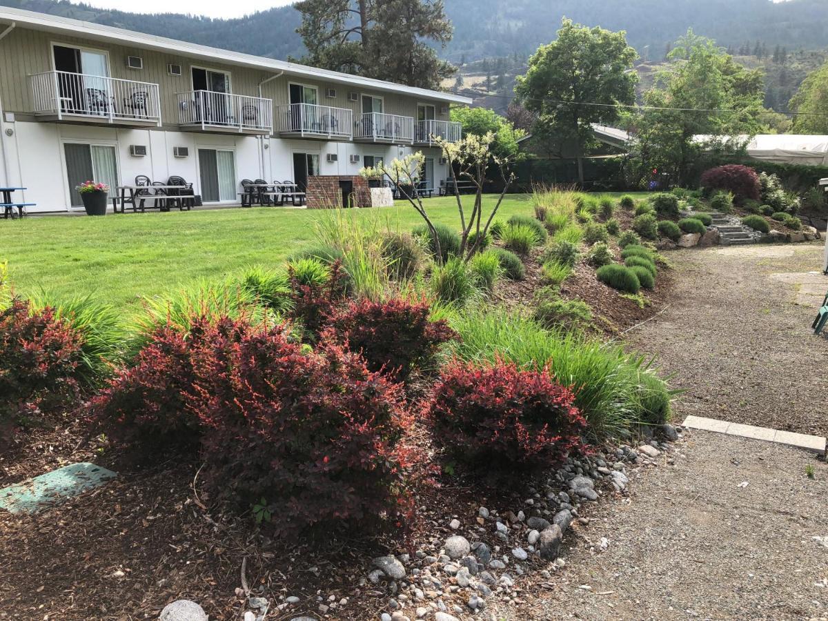 Holiday Beach Resort Motel Okanagan Falls Buitenkant foto