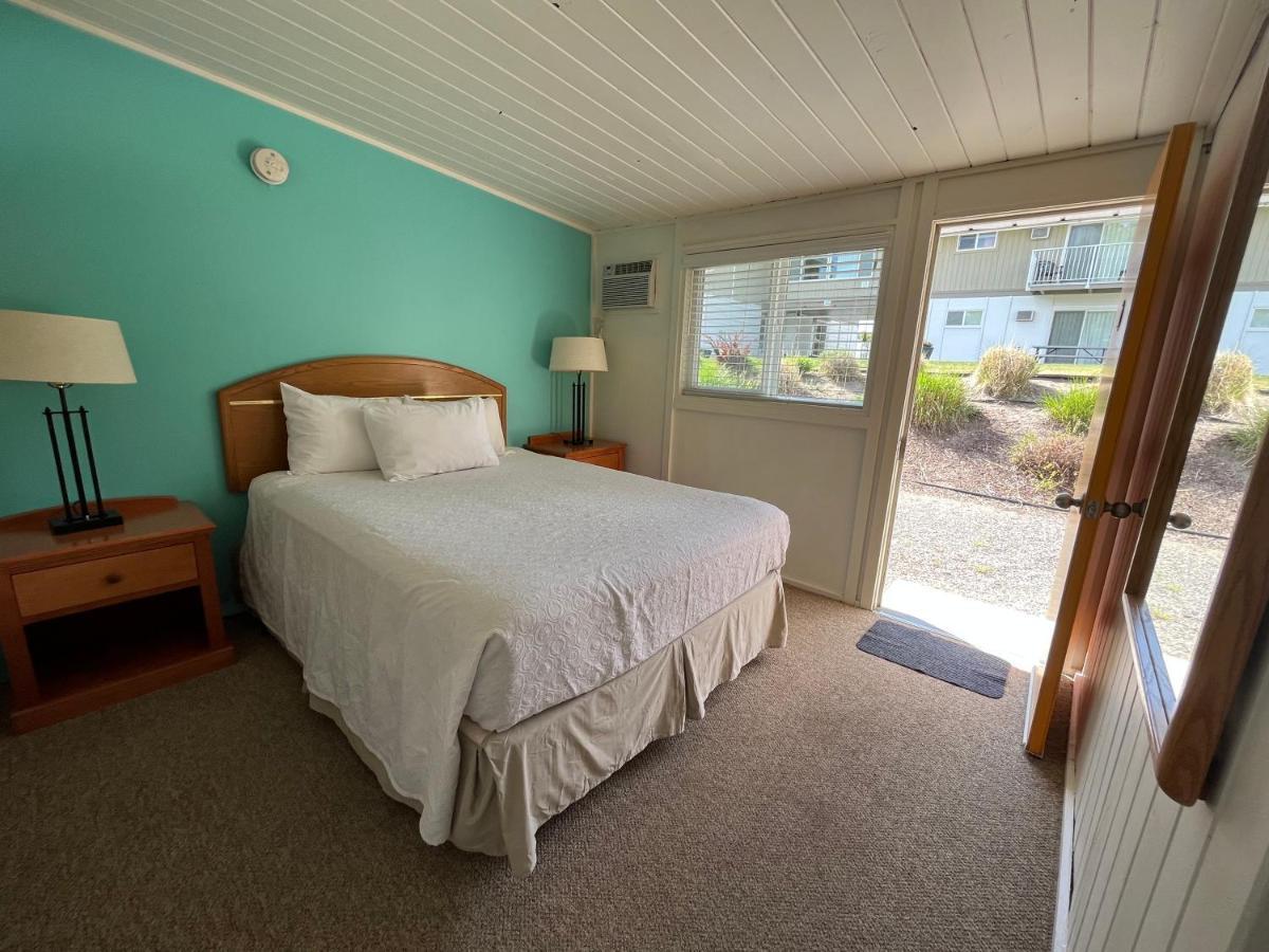 Holiday Beach Resort Motel Okanagan Falls Buitenkant foto