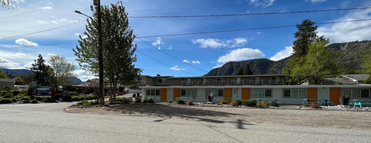 Holiday Beach Resort Motel Okanagan Falls Buitenkant foto