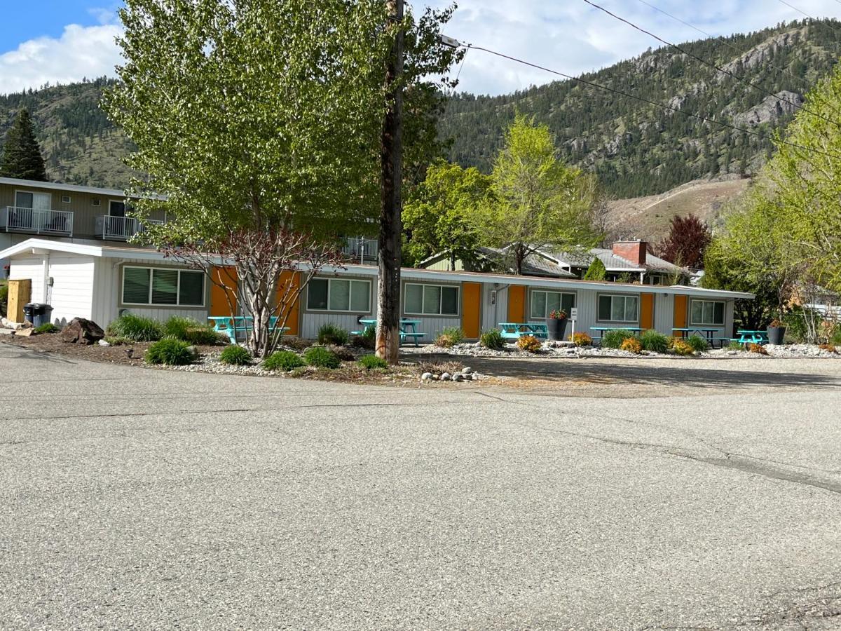 Holiday Beach Resort Motel Okanagan Falls Buitenkant foto