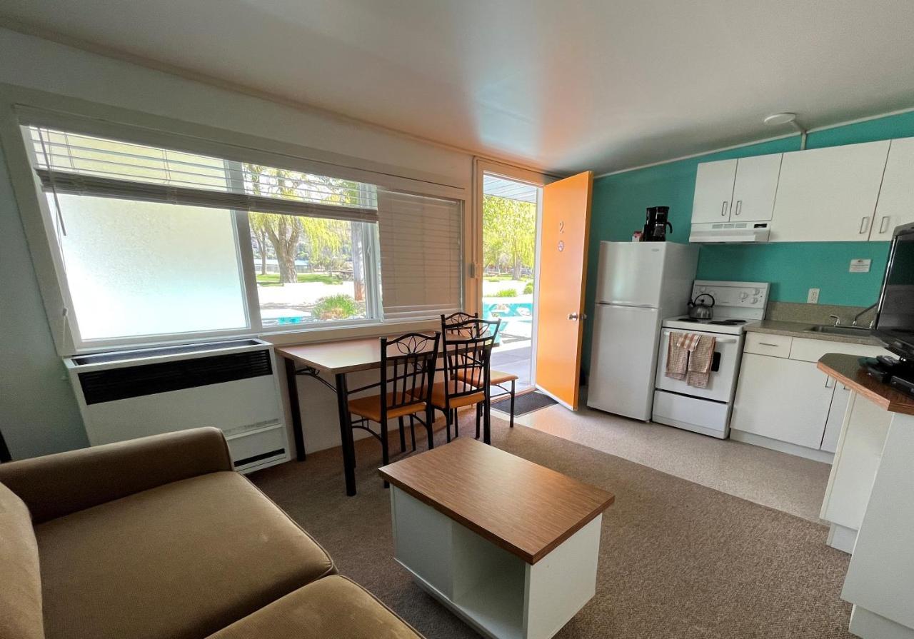 Holiday Beach Resort Motel Okanagan Falls Buitenkant foto