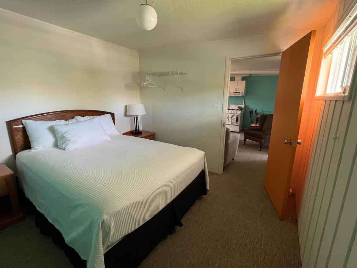 Holiday Beach Resort Motel Okanagan Falls Buitenkant foto
