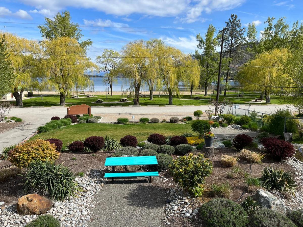 Holiday Beach Resort Motel Okanagan Falls Buitenkant foto