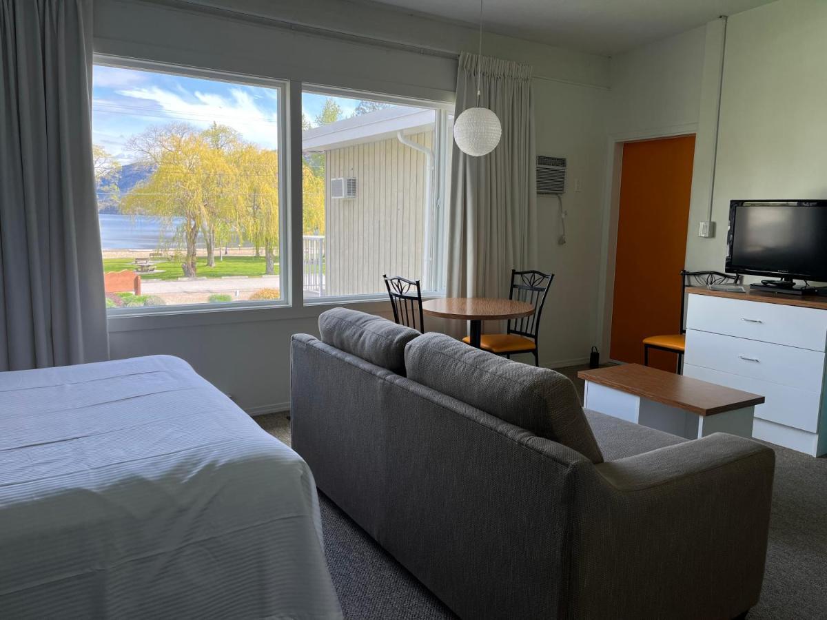 Holiday Beach Resort Motel Okanagan Falls Buitenkant foto