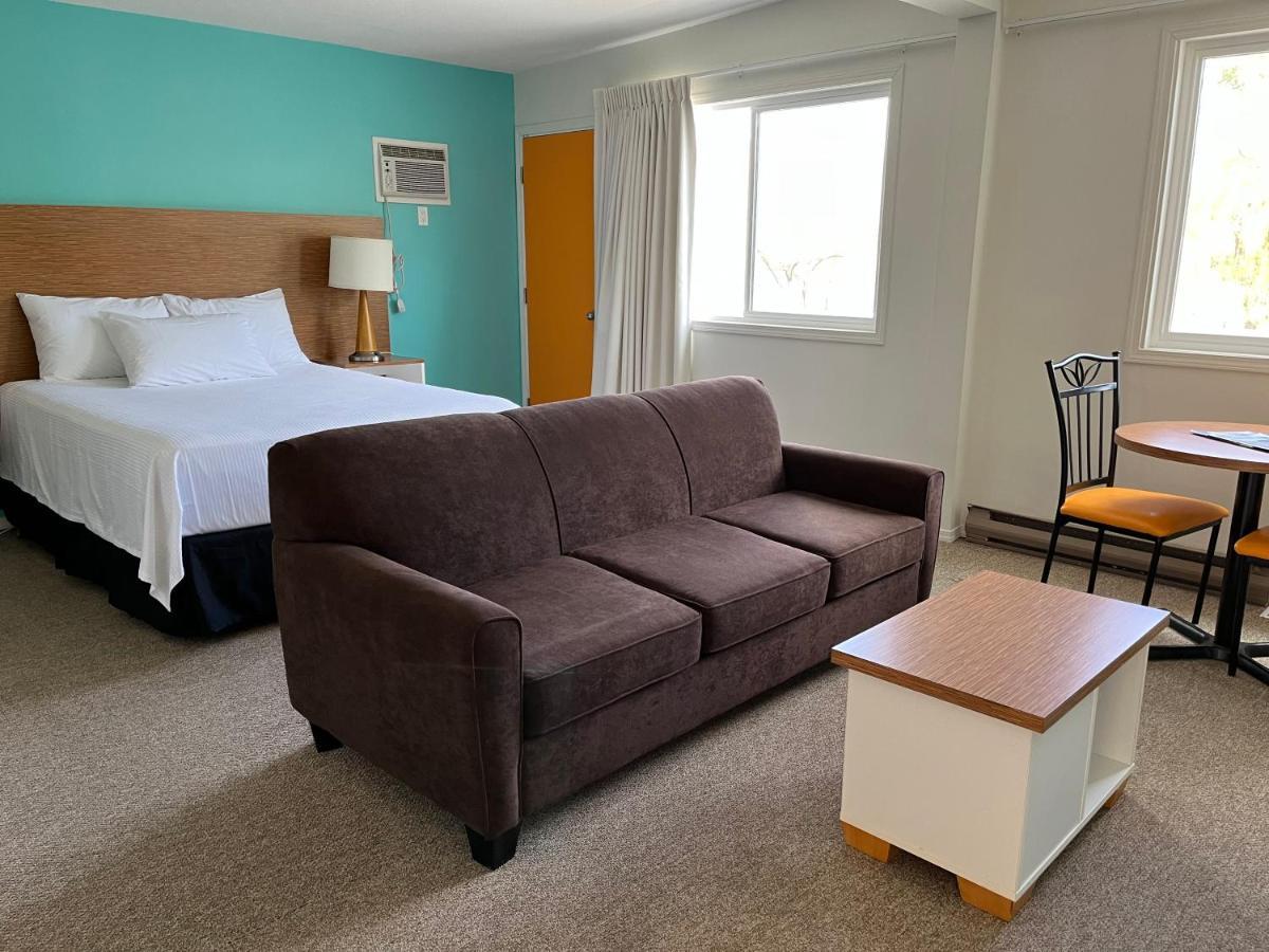 Holiday Beach Resort Motel Okanagan Falls Buitenkant foto
