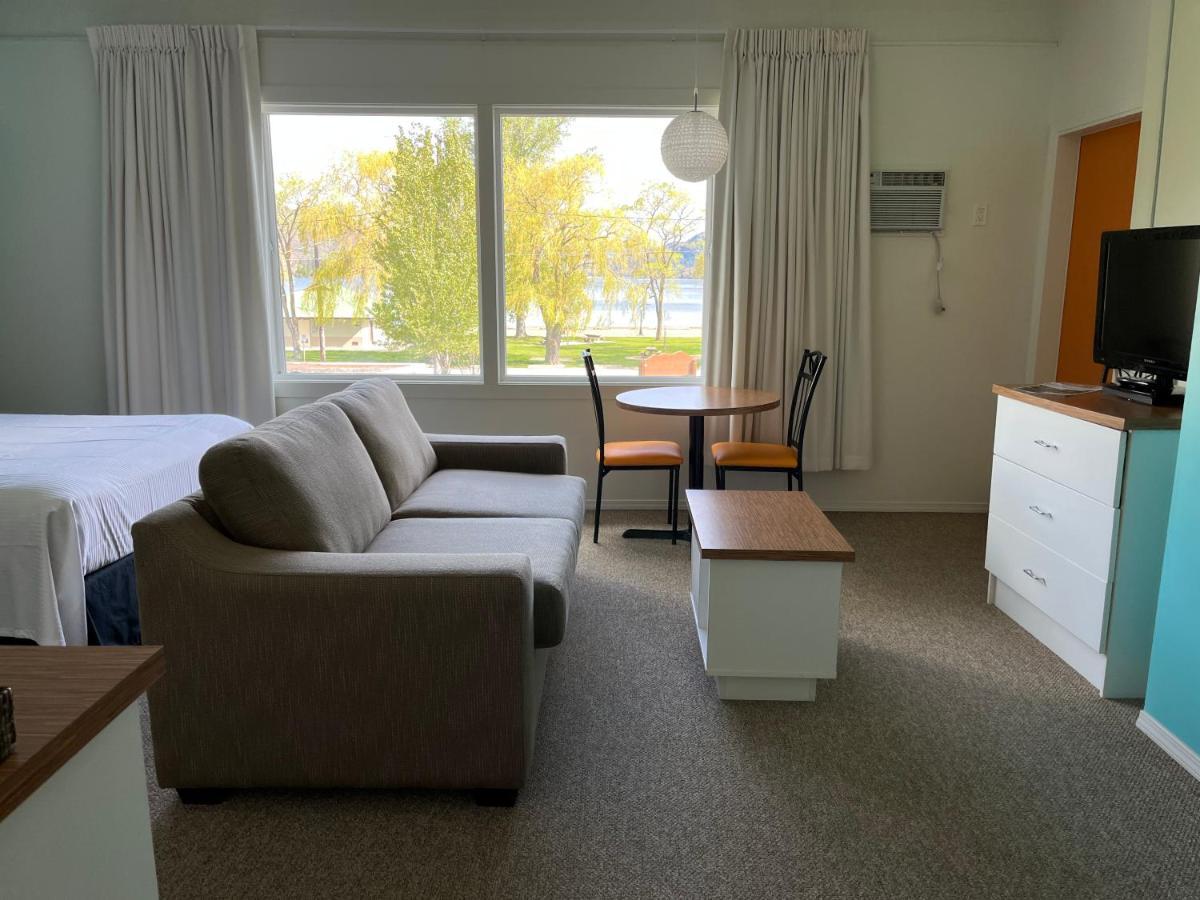 Holiday Beach Resort Motel Okanagan Falls Buitenkant foto
