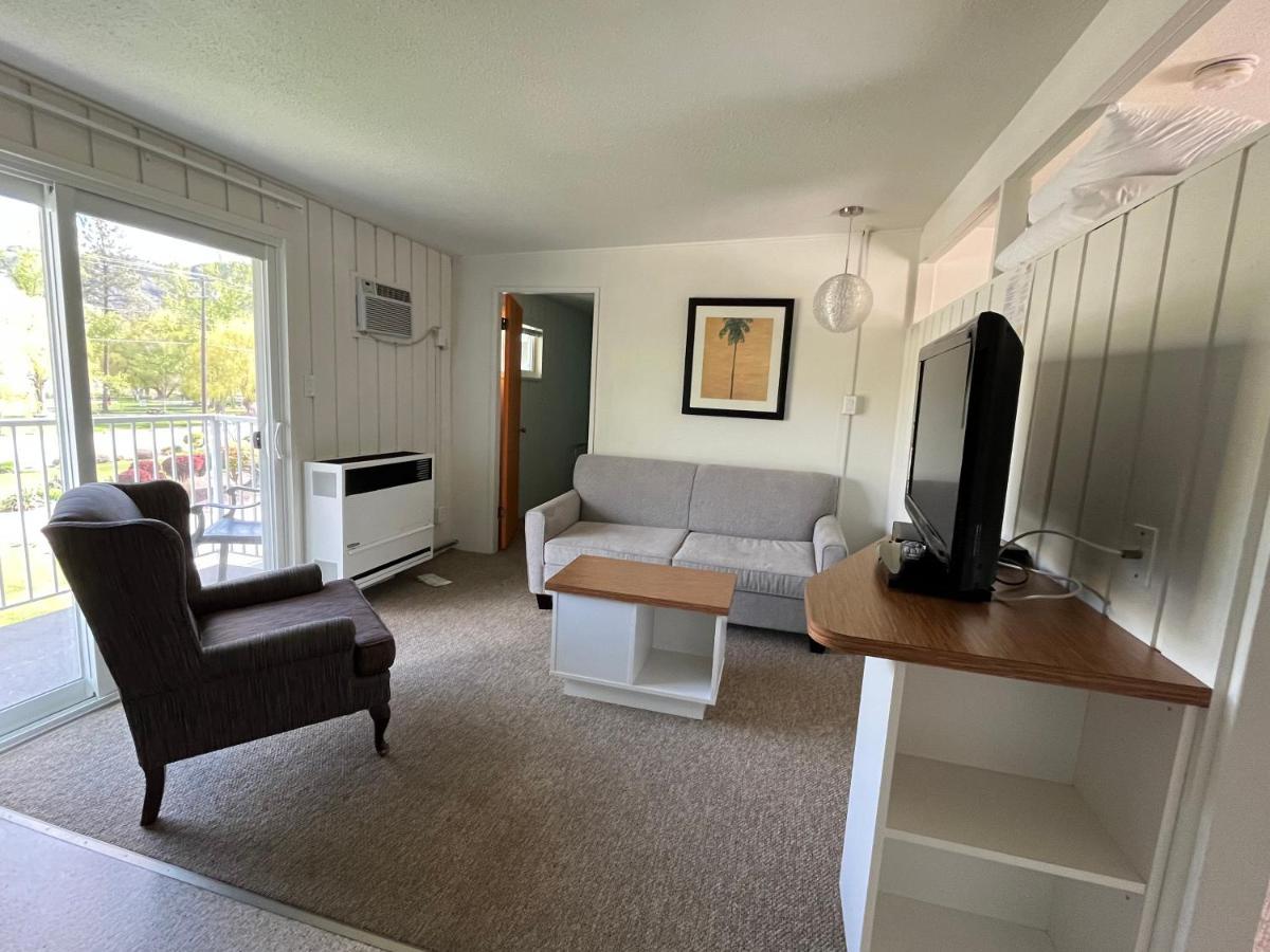 Holiday Beach Resort Motel Okanagan Falls Buitenkant foto