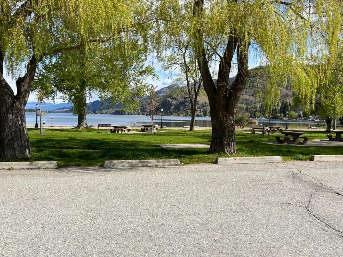 Holiday Beach Resort Motel Okanagan Falls Buitenkant foto