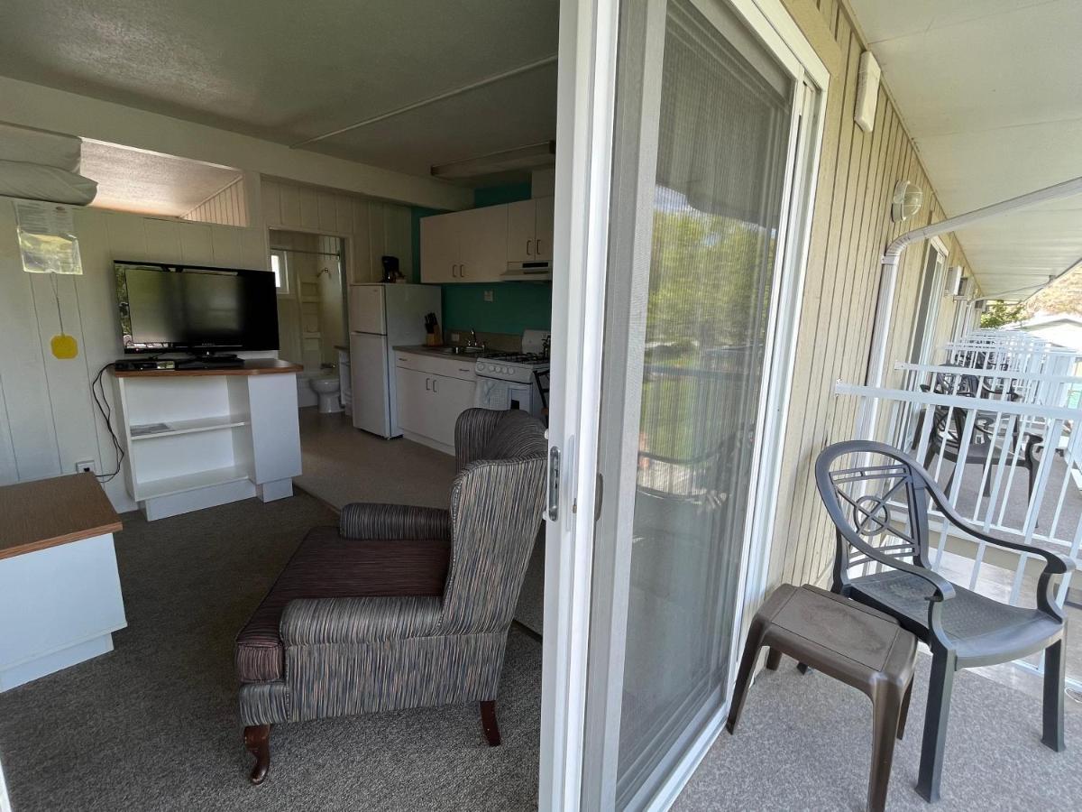 Holiday Beach Resort Motel Okanagan Falls Buitenkant foto