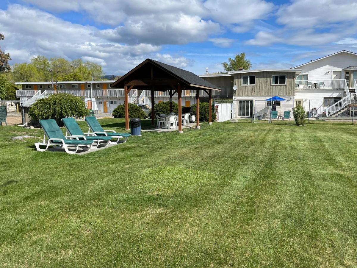 Holiday Beach Resort Motel Okanagan Falls Buitenkant foto
