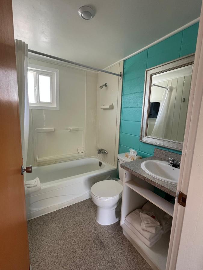 Holiday Beach Resort Motel Okanagan Falls Buitenkant foto