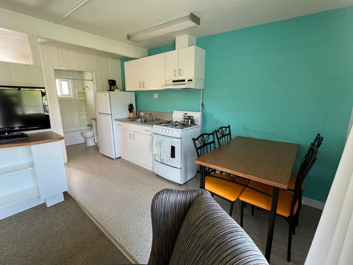 Holiday Beach Resort Motel Okanagan Falls Buitenkant foto
