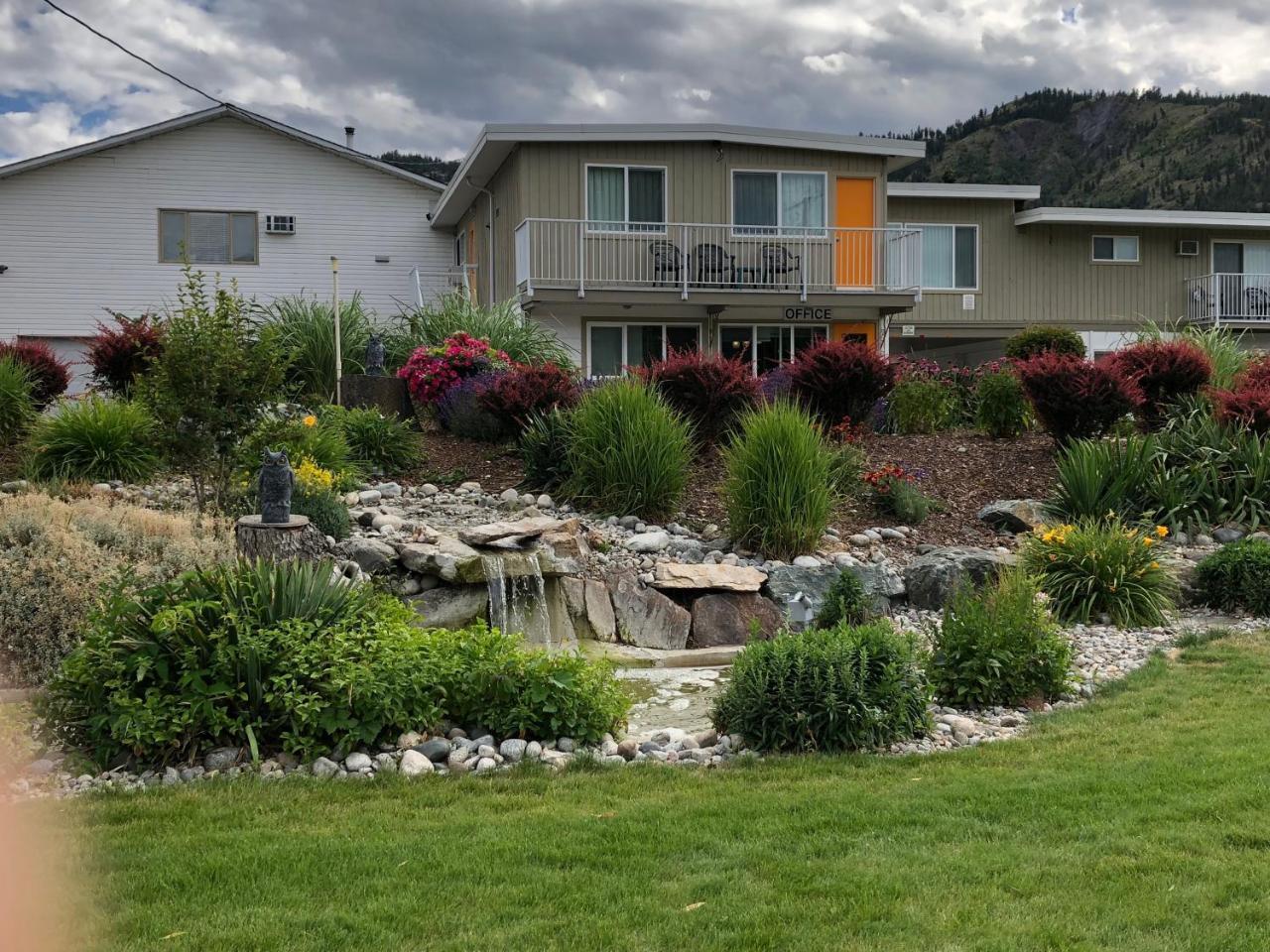 Holiday Beach Resort Motel Okanagan Falls Buitenkant foto