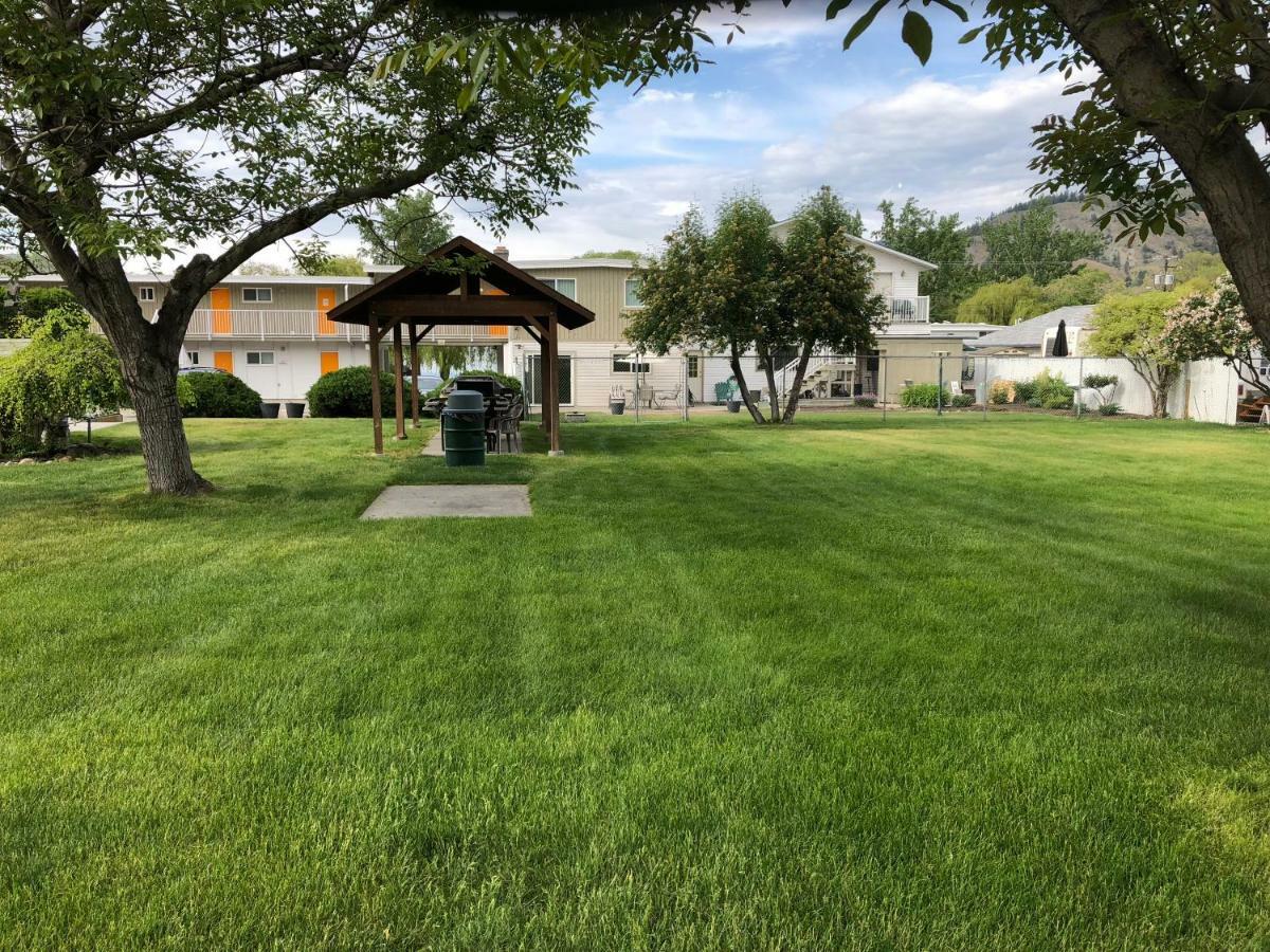 Holiday Beach Resort Motel Okanagan Falls Buitenkant foto