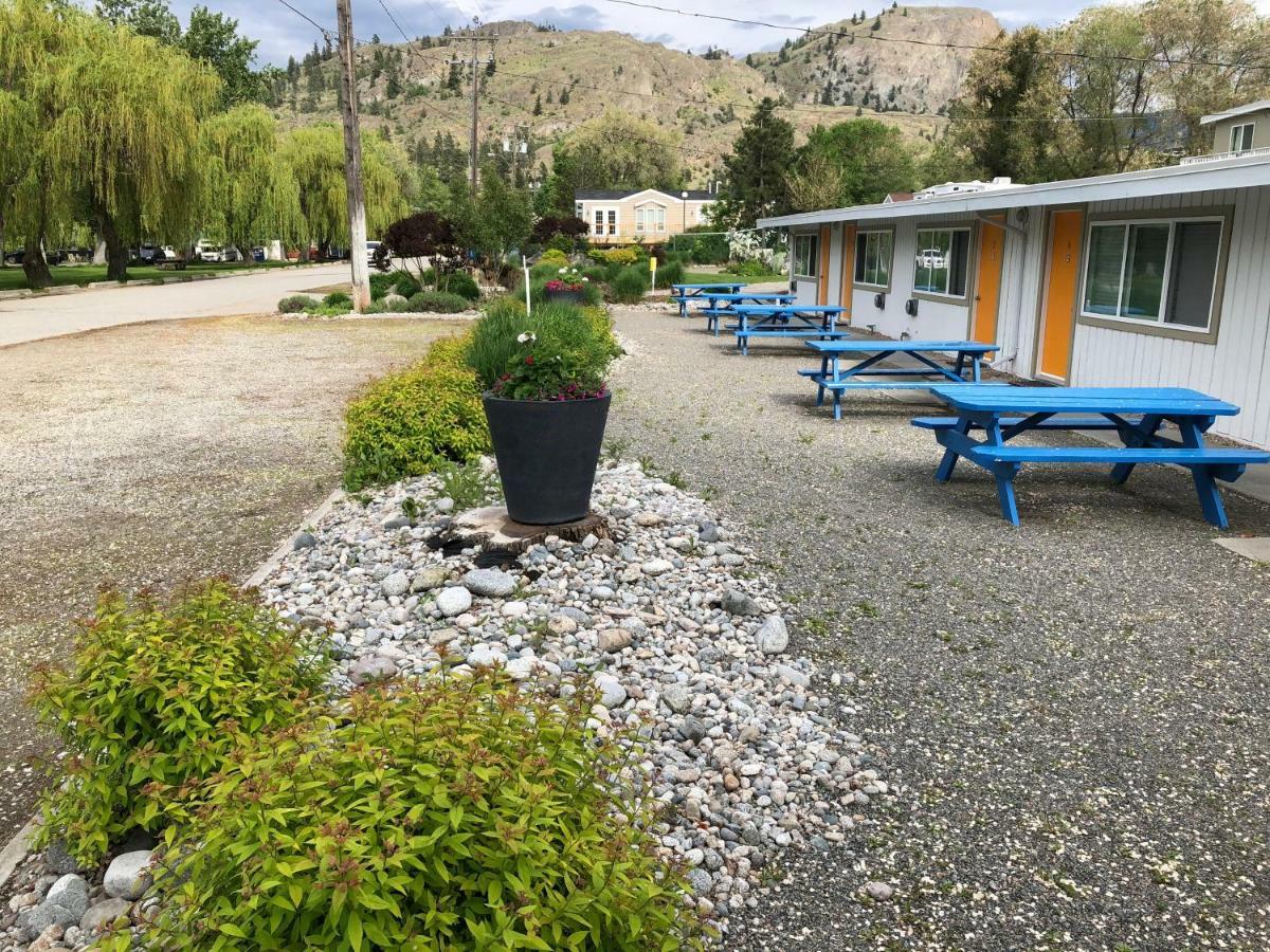 Holiday Beach Resort Motel Okanagan Falls Buitenkant foto