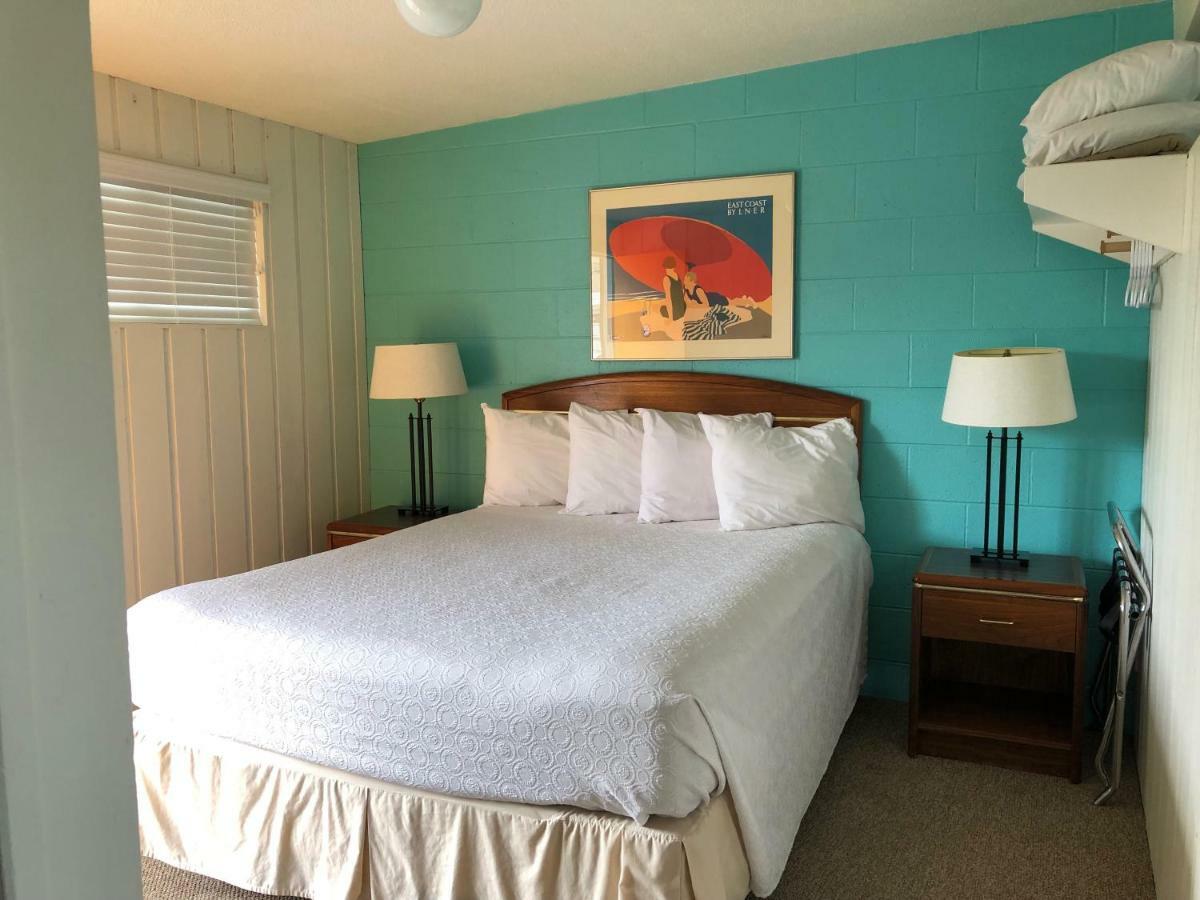 Holiday Beach Resort Motel Okanagan Falls Buitenkant foto