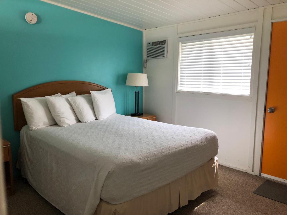 Holiday Beach Resort Motel Okanagan Falls Buitenkant foto