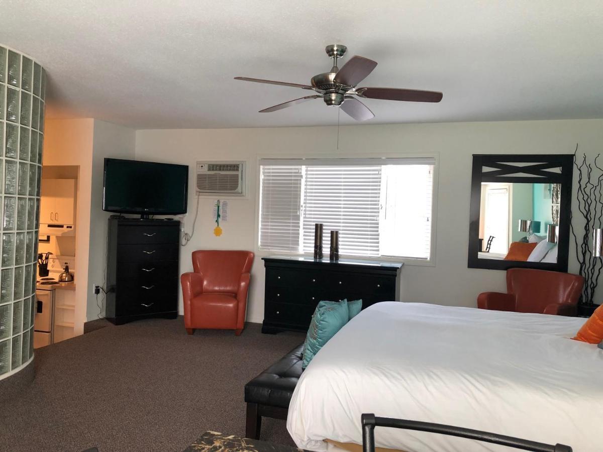 Holiday Beach Resort Motel Okanagan Falls Buitenkant foto