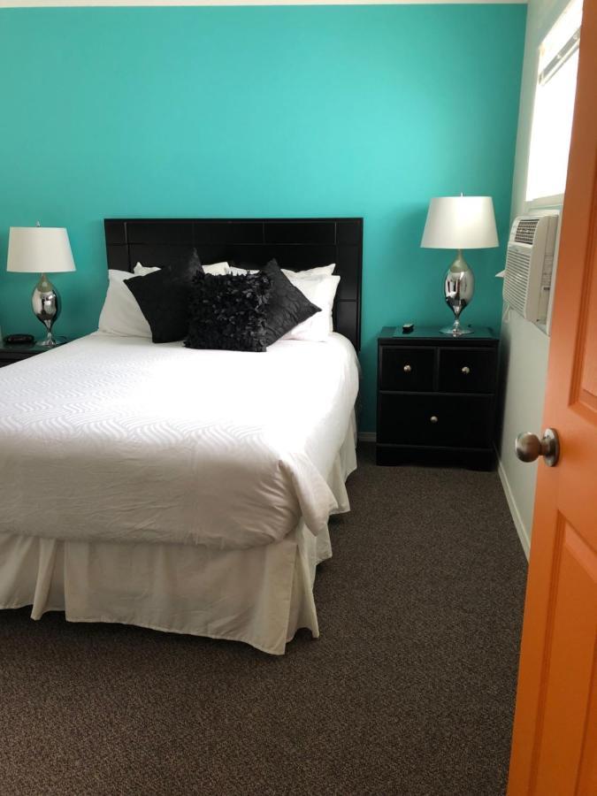 Holiday Beach Resort Motel Okanagan Falls Buitenkant foto