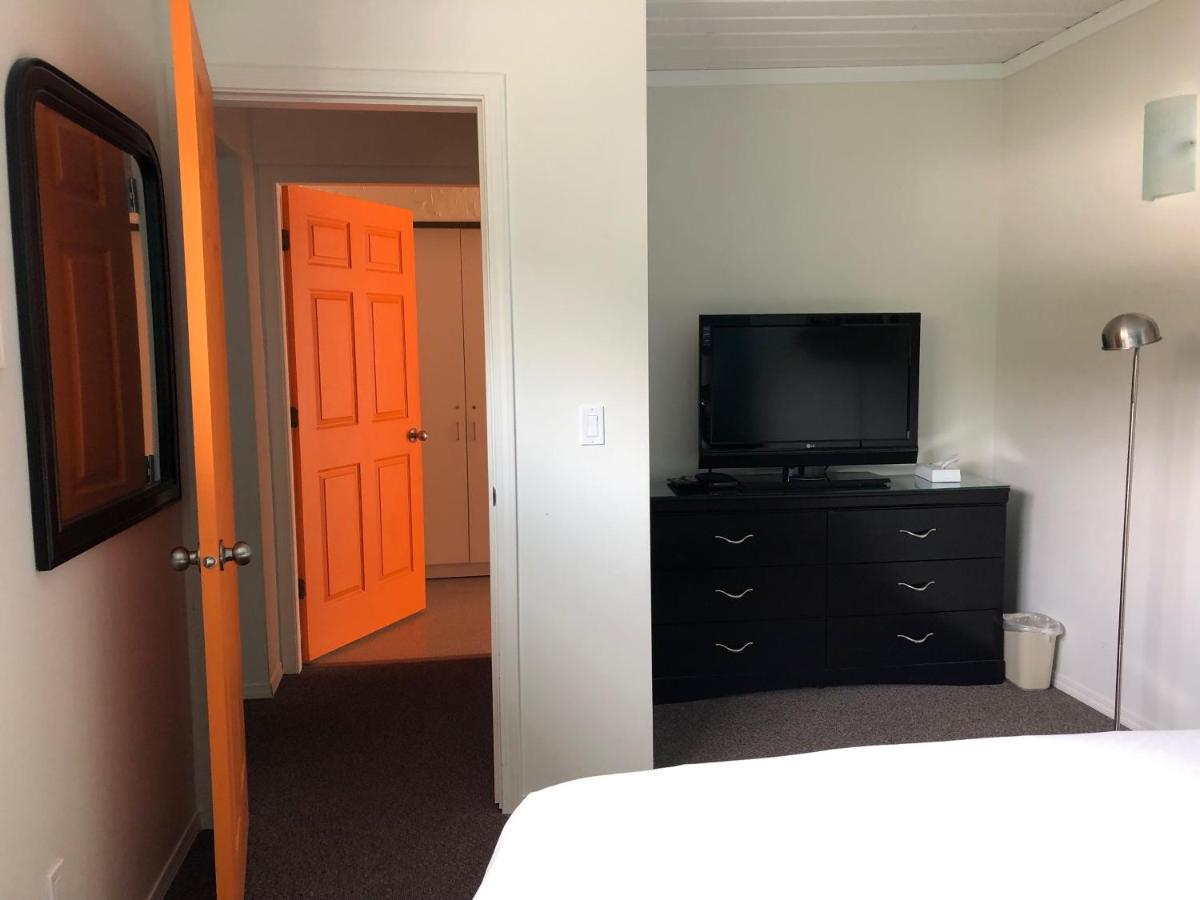 Holiday Beach Resort Motel Okanagan Falls Buitenkant foto