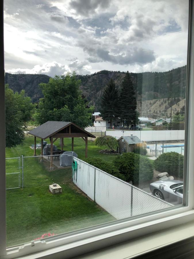 Holiday Beach Resort Motel Okanagan Falls Buitenkant foto