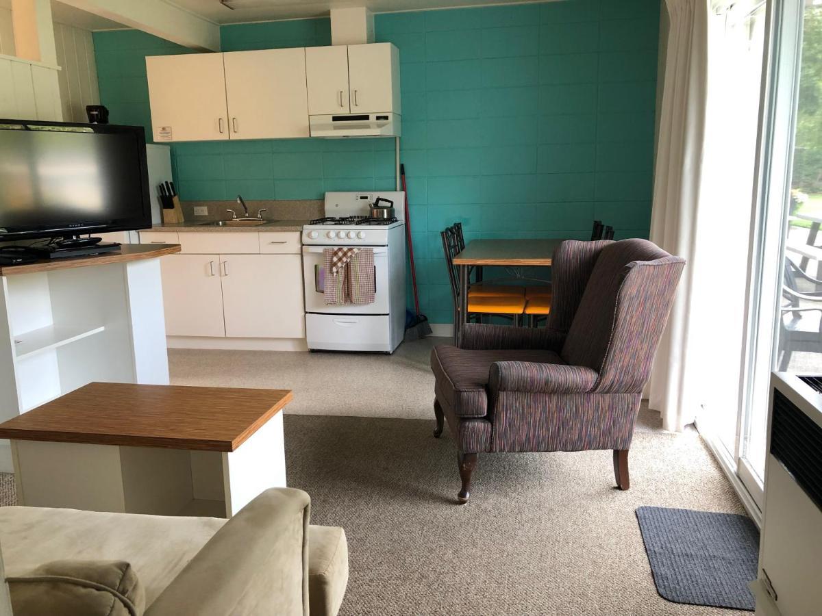 Holiday Beach Resort Motel Okanagan Falls Buitenkant foto