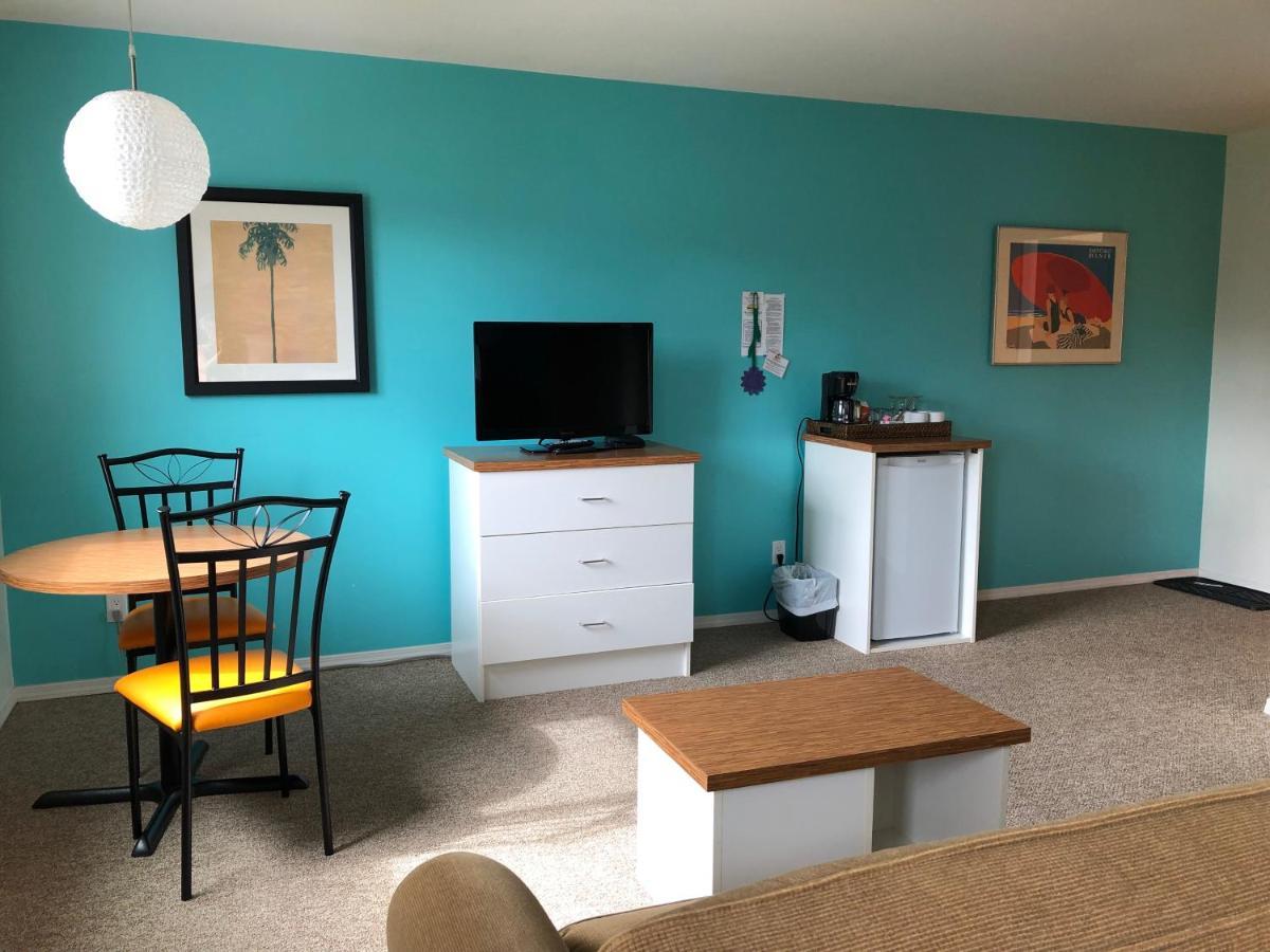 Holiday Beach Resort Motel Okanagan Falls Buitenkant foto