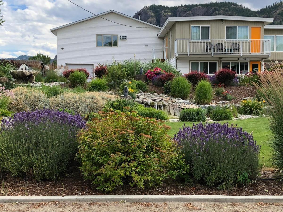 Holiday Beach Resort Motel Okanagan Falls Buitenkant foto
