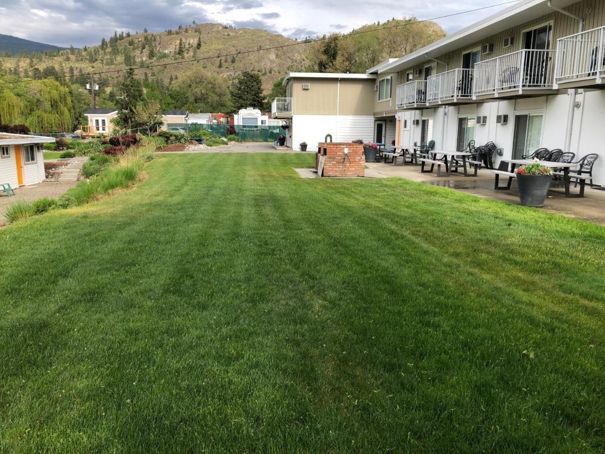 Holiday Beach Resort Motel Okanagan Falls Buitenkant foto